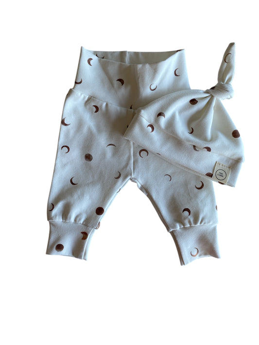 Uniseks newborn set maantjesprint wit-bruin – broekje & knoopmutsje