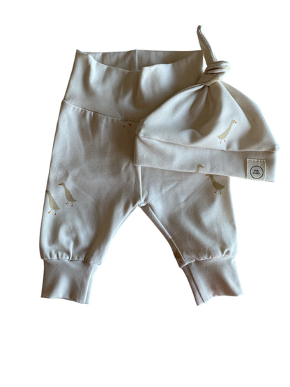 Uniseks newborn set gansjesprint beige – broekje & knoopmutsje