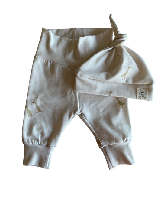 Uniseks newborn set gansjesprint beige – broekje & knoopmutsje