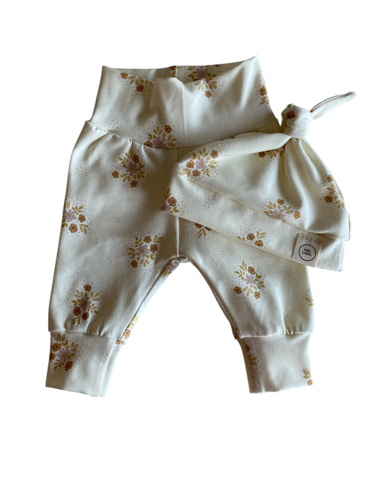 Meisjes newborn set bloemenprint botergeel – broekje & knoopmutsje – The Label by Lotte