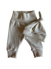 Uniseks newborn set ribstof beige – broekje & knoopmutsje