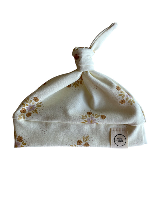 Meisjes knoopmutsje bloemenprint botergeel – The Label by Lotte