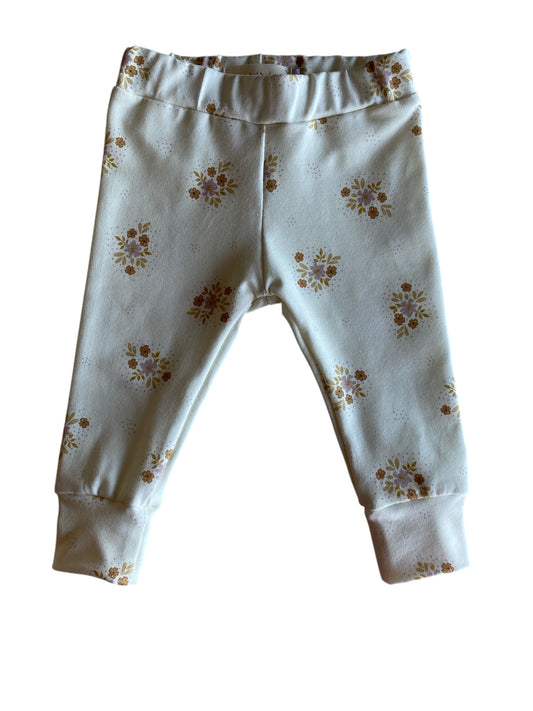 Meisjes babybroekje bloemenprint botergeel – The Label by Lotte