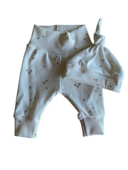Meisjes newborn set Lia hartjesprint – broekje & knoopmutsje