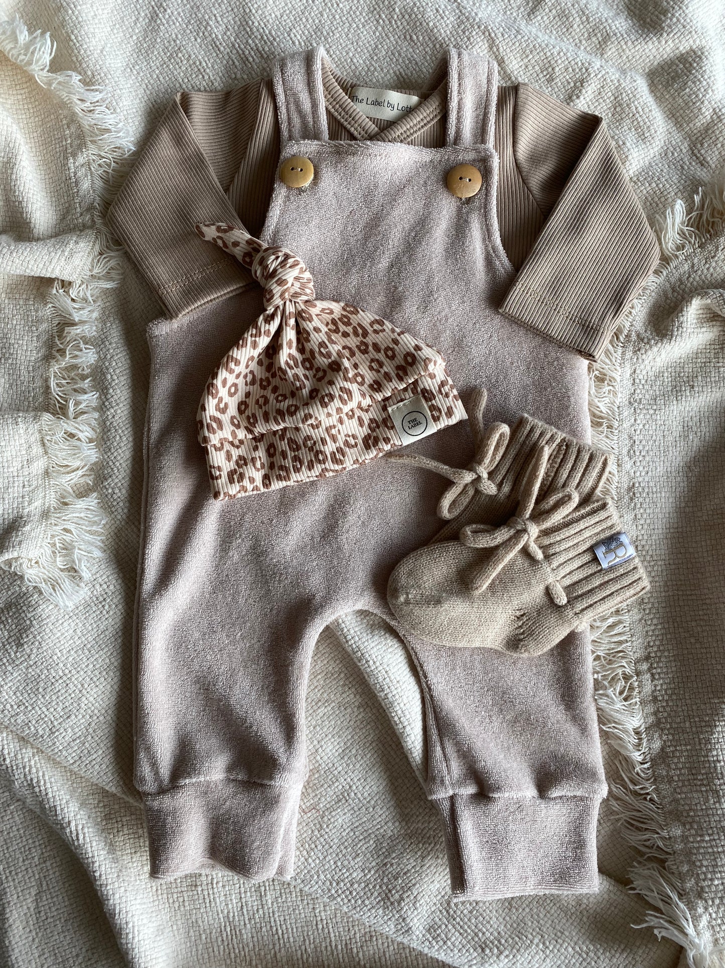 Uniseks baby tuinbroekje badstof beige – verstelbare salopette