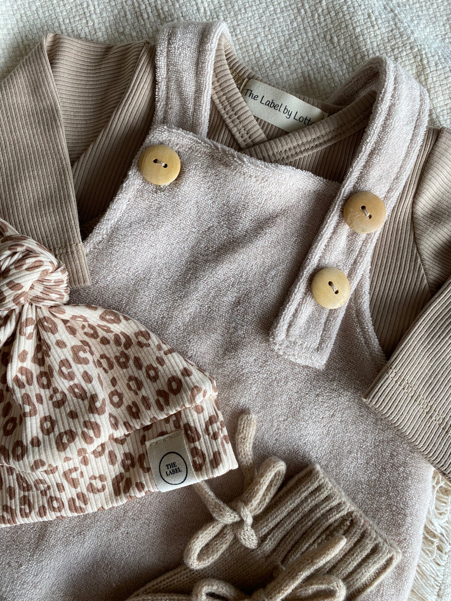 Uniseks baby tuinbroekje badstof beige – verstelbare salopette