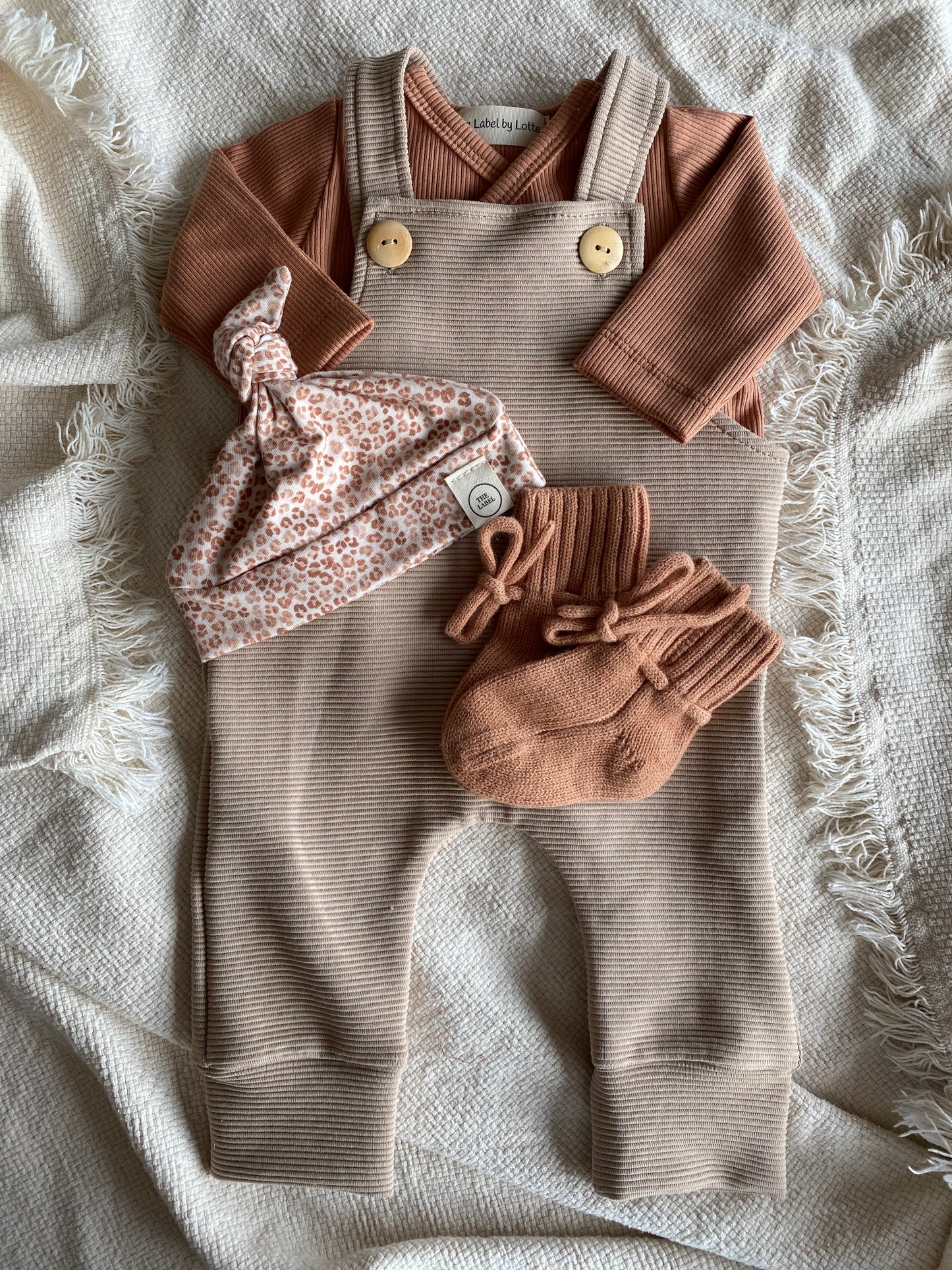 Uniseks baby tuinbroekje ribstof beige – verstelbare salopette