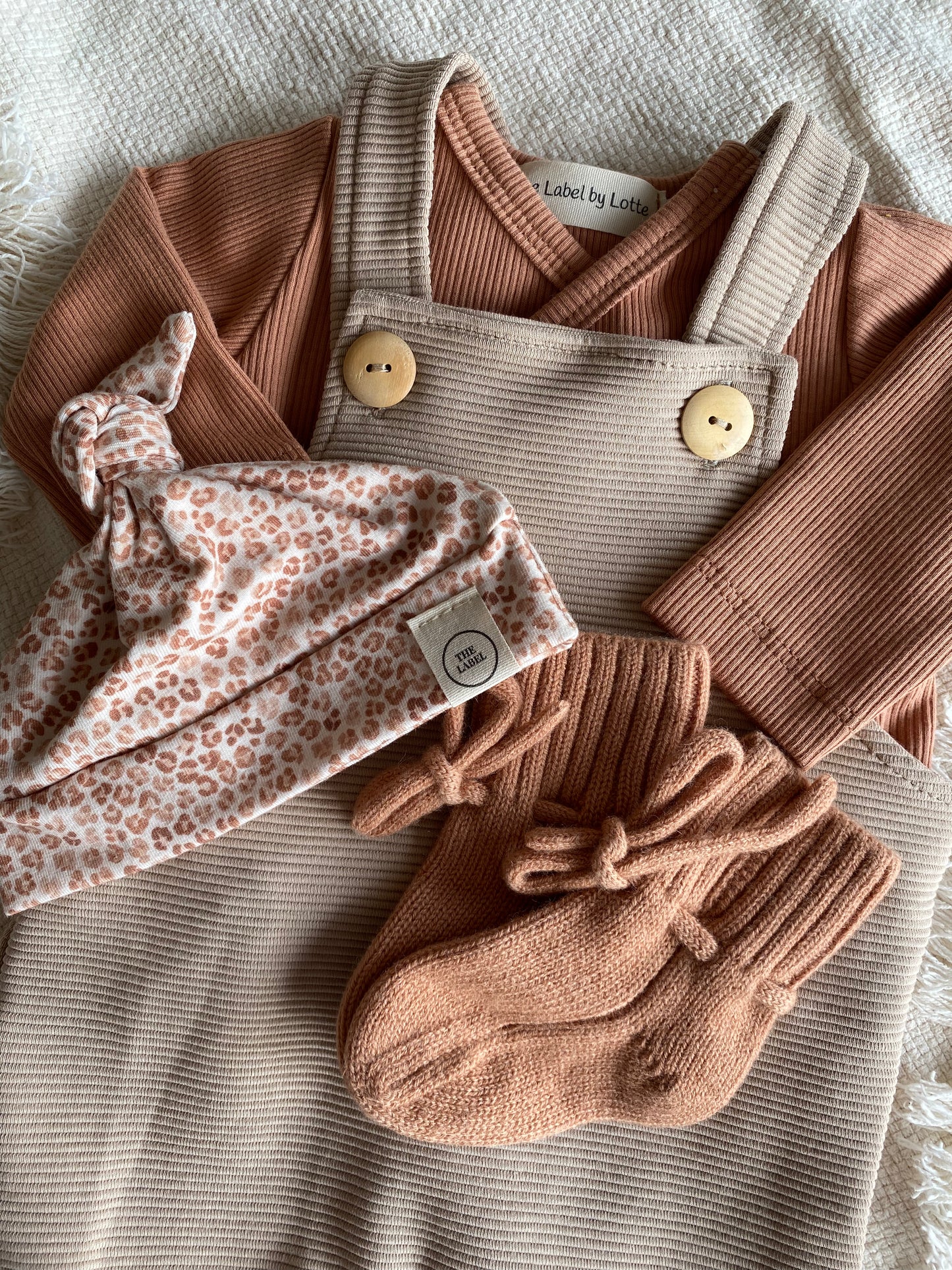 Uniseks baby tuinbroekje ribstof beige – verstelbare salopette