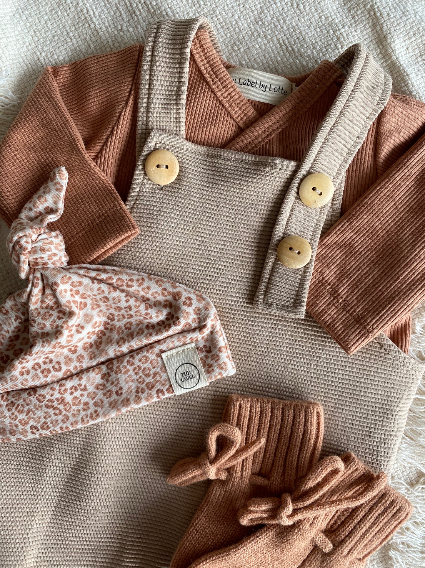 Uniseks baby tuinbroekje ribstof beige – verstelbare salopette