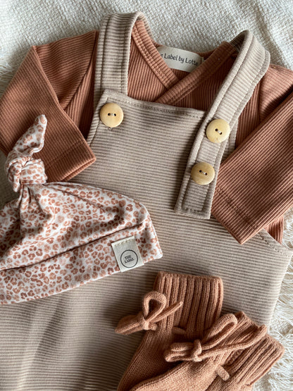 Uniseks baby tuinbroekje ribstof beige – verstelbare salopette