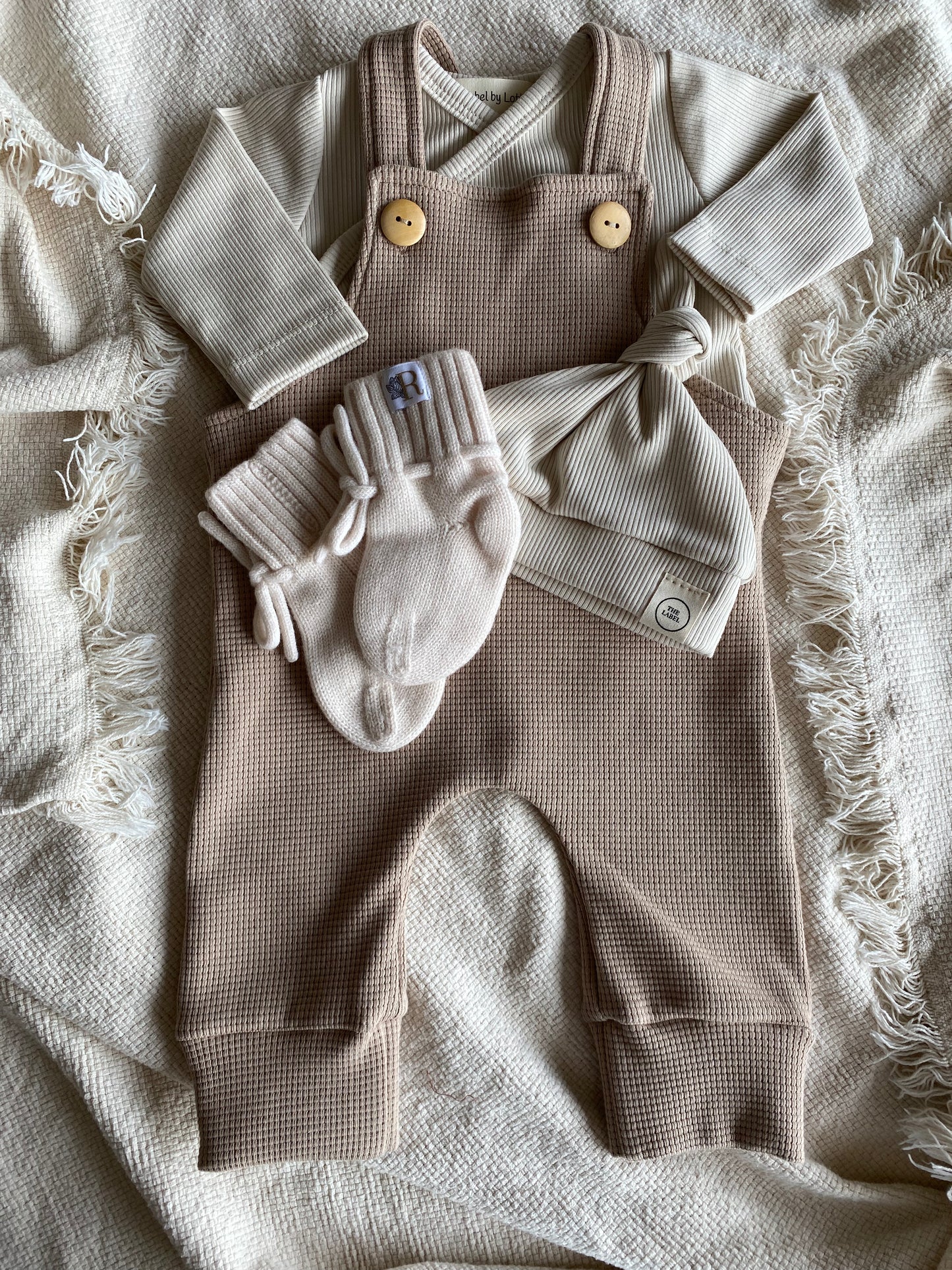 Uniseks baby tuinbroekje wafelkatoen donkerbeige – verstelbare salopette
