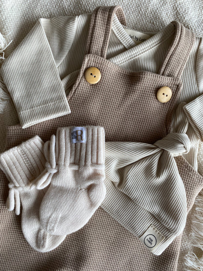 Uniseks baby tuinbroekje wafelkatoen donkerbeige – verstelbare salopette