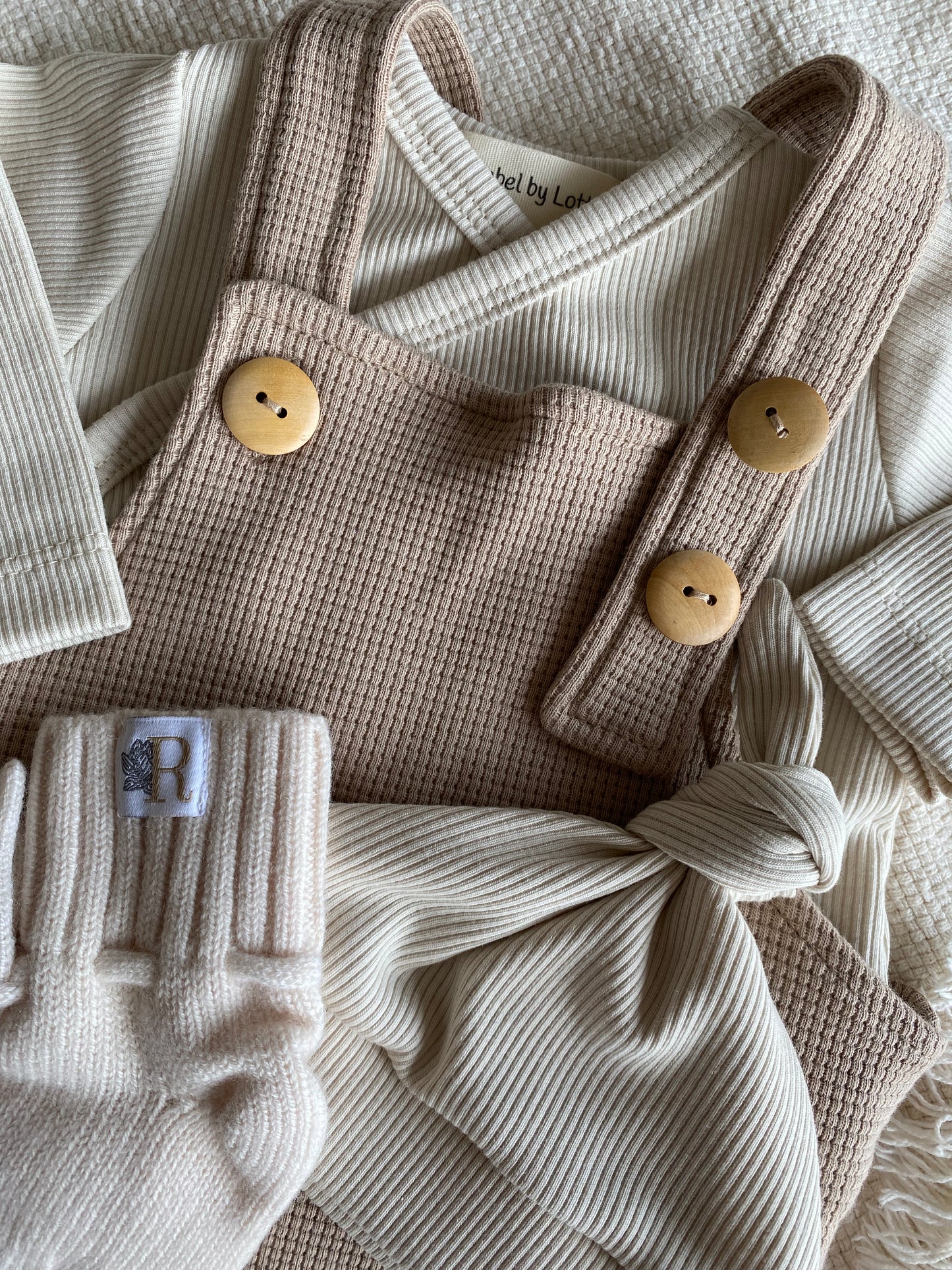 Uniseks baby tuinbroekje wafelkatoen donkerbeige – verstelbare salopette