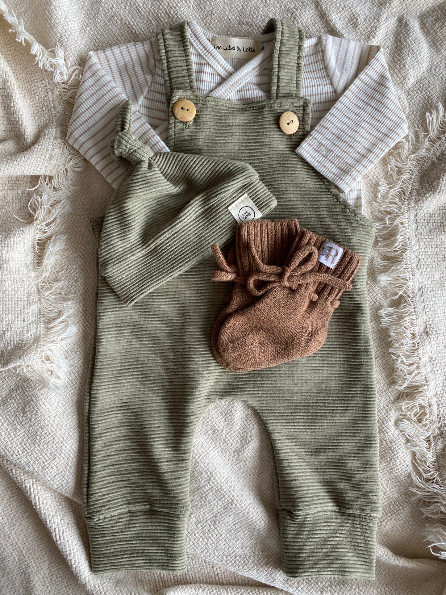 Jongens baby tuinbroekje ribstof groen – verstelbare salopette