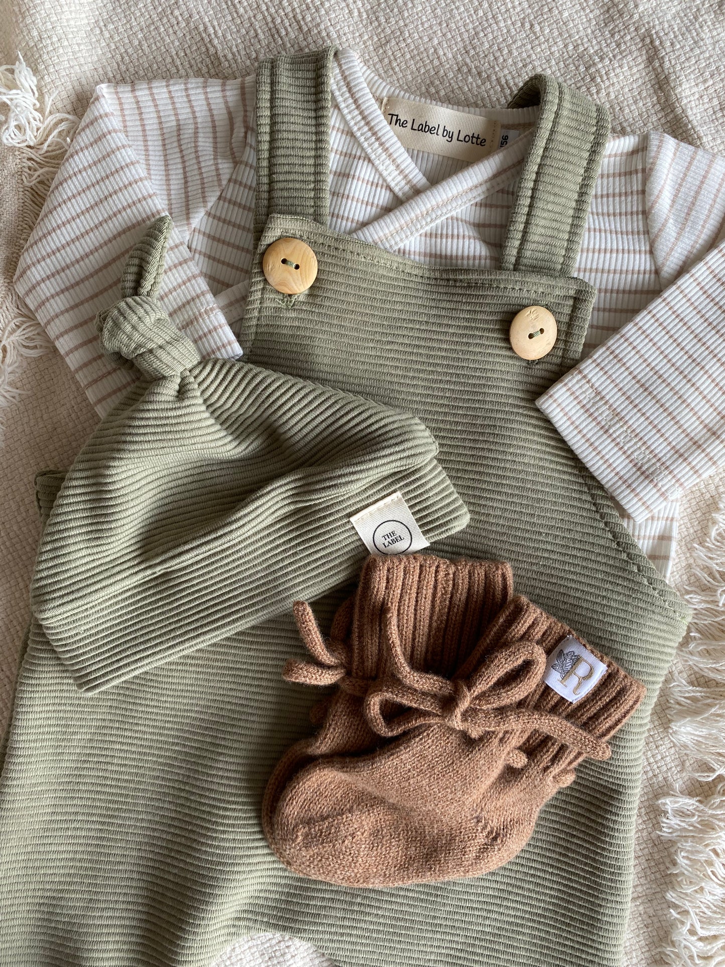 Jongens baby tuinbroekje ribstof groen – verstelbare salopette