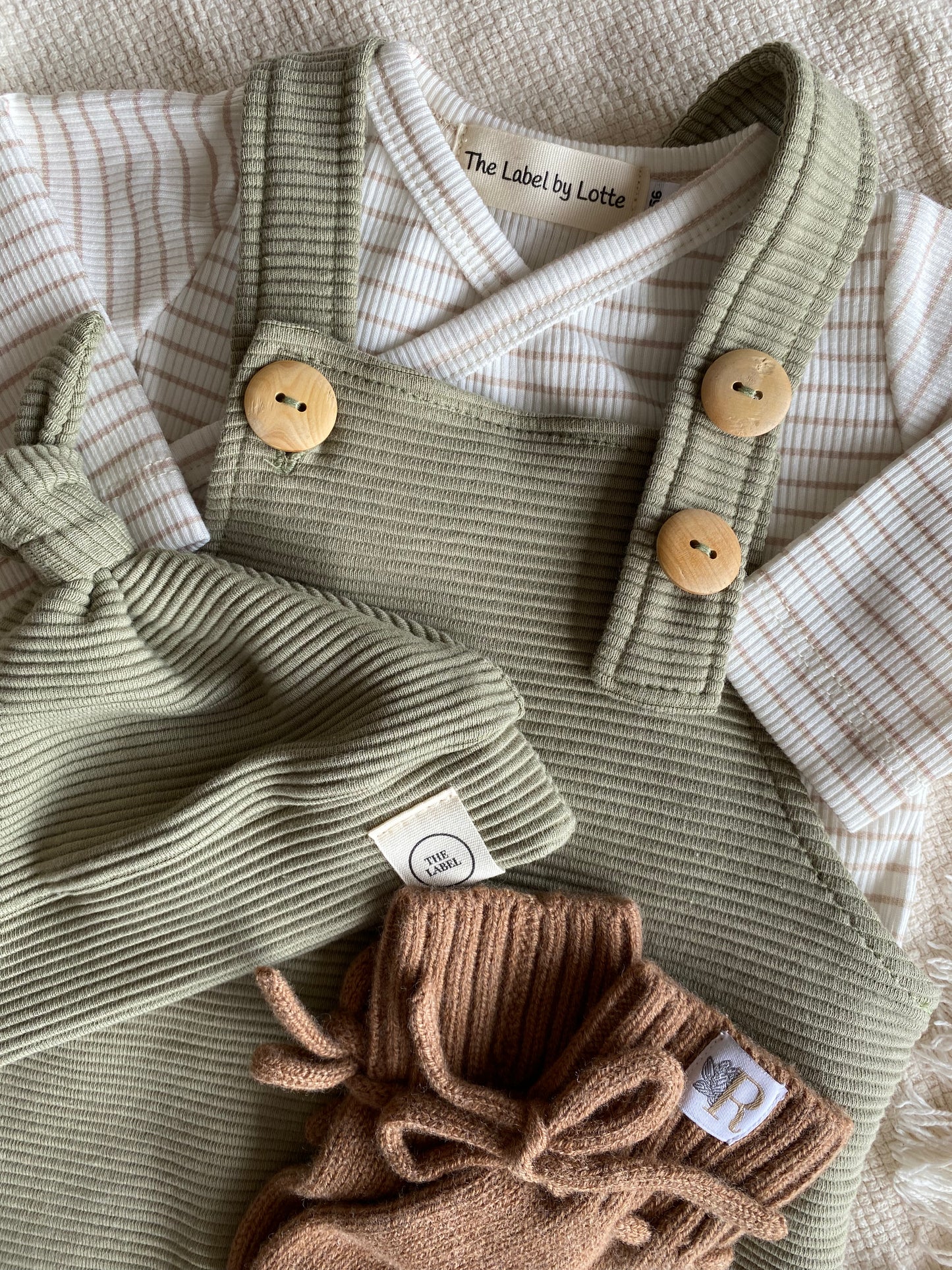 Jongens baby tuinbroekje ribstof groen – verstelbare salopette