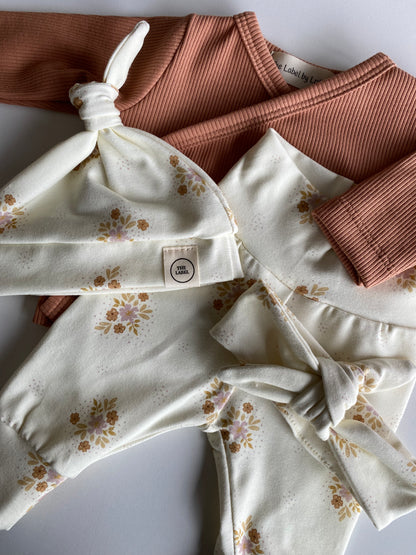 Meisjes newborn set bloemenprint botergeel – broekje & knoopmutsje – The Label by Lotte