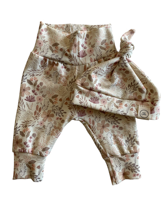 Newborn setje Lina bloemetjes knoopmutsje + babybroekje