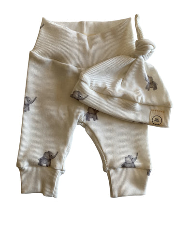 Newborn jongens setje olifantjes broekje + knoopmutsje – The Label by Lotte