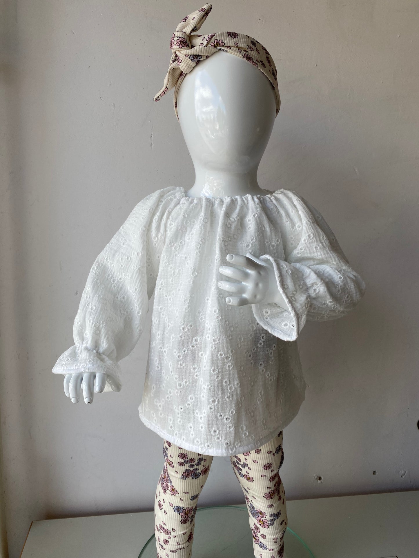 Meisjes broderie blouse met geborduurde bloementjes wit