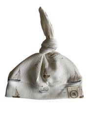 Newborn jongens knoopmutsje zeilbootjes offwhite