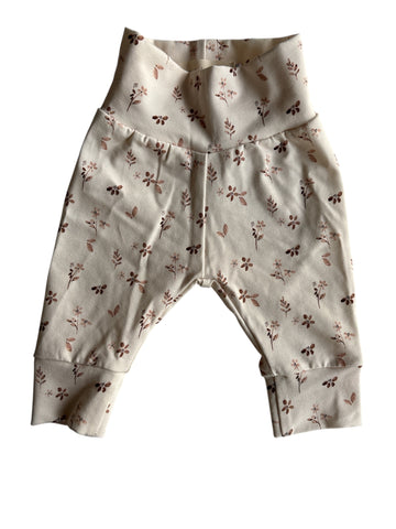 Meisjes newborn broekje Mae bloementjesprint zachtroze