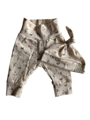 Meisjes newborn set Mae – broekje & knoopmutsje