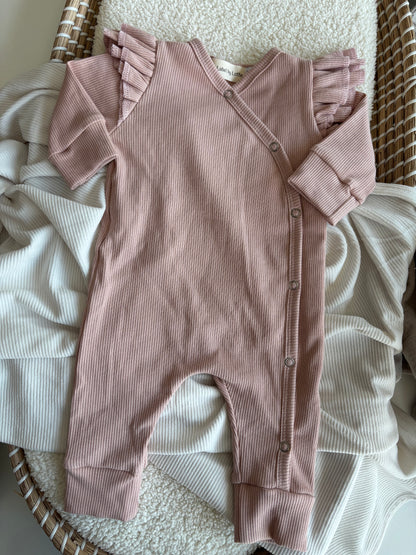 Meisjes boxpakje blush roze met dubbel ruffletje ribstof