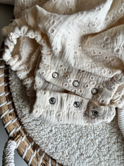 Romper met ruffle broderie bloemen beige