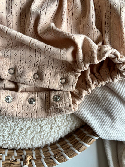 Romper met ruffle en ajour werkje beige