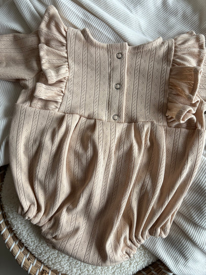 Romper met ruffle en ajour werkje beige