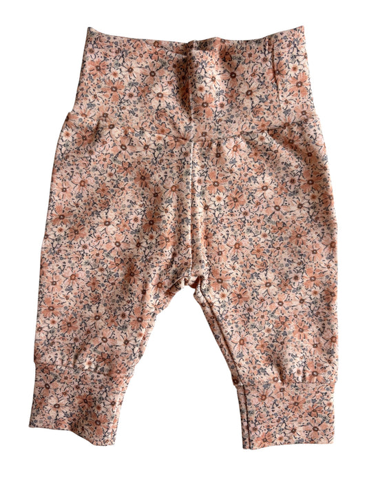 Meisjes newborn broekje bloemenprint bruin/zand