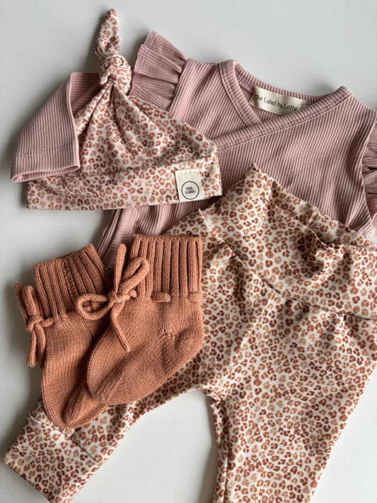 Meisjes newborn broekje Lotte panterprint perzik