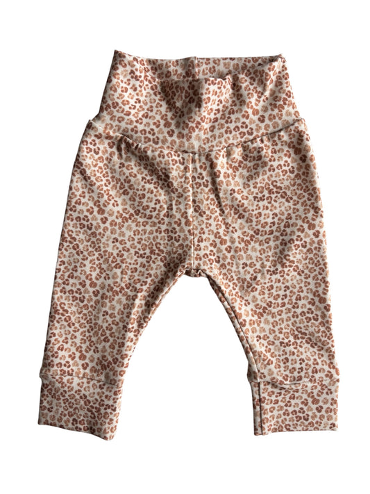 Meisjes newborn broekje Lotte panterprint perzik