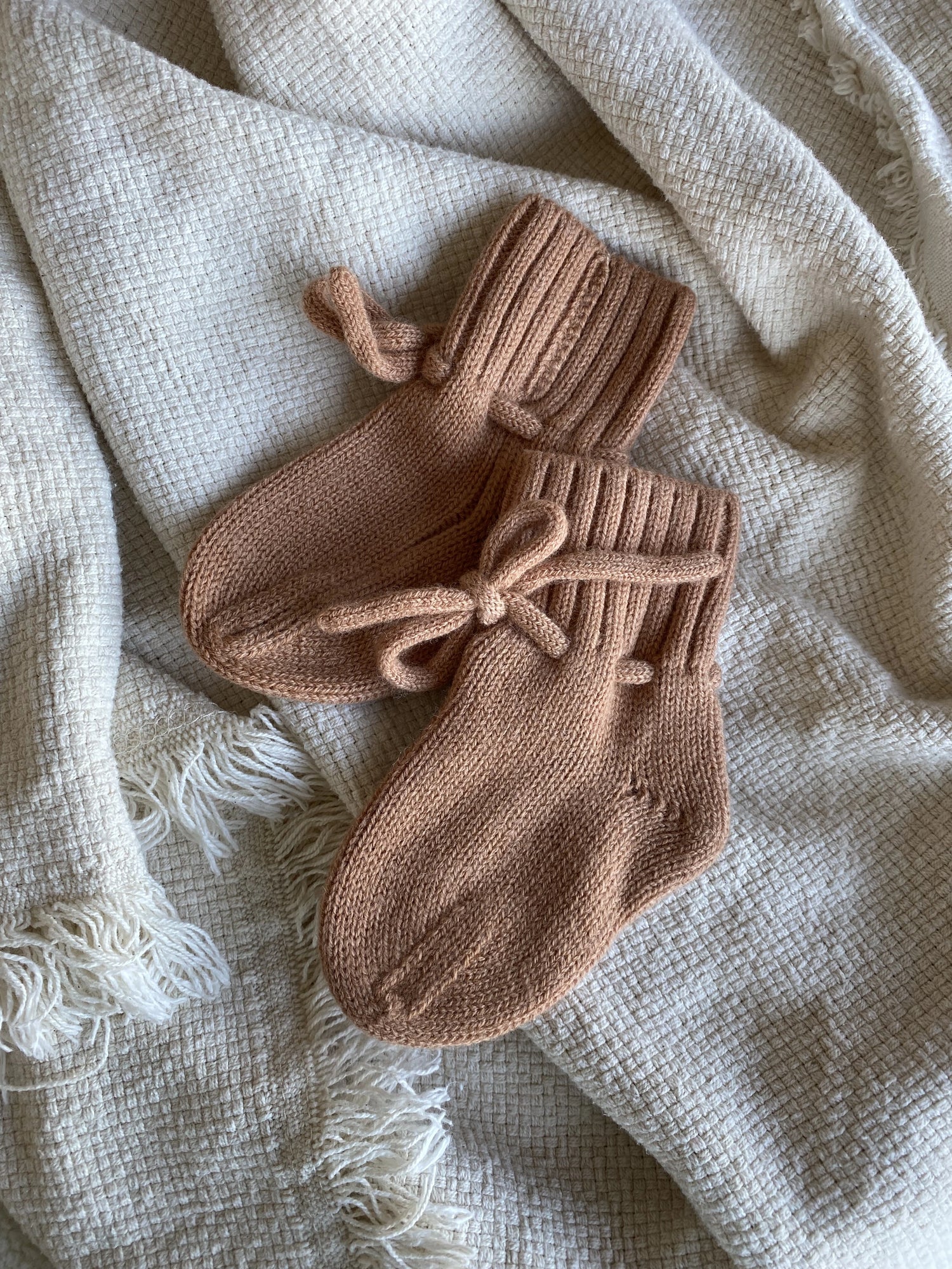 Merinowollen  perzik slofjes baby
