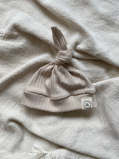 Uniseks knoopmutsje brede ribstof beige