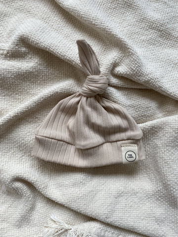 Uniseks knoopmutsje brede ribstof beige