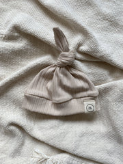 Uniseks knoopmutsje brede ribstof beige