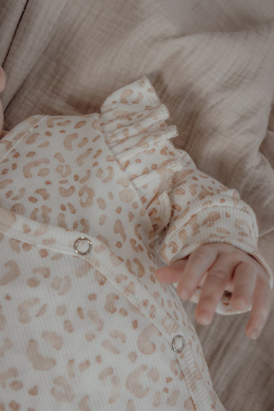 Meisjes boxpakje Loué panterprint peach/wit ribstof