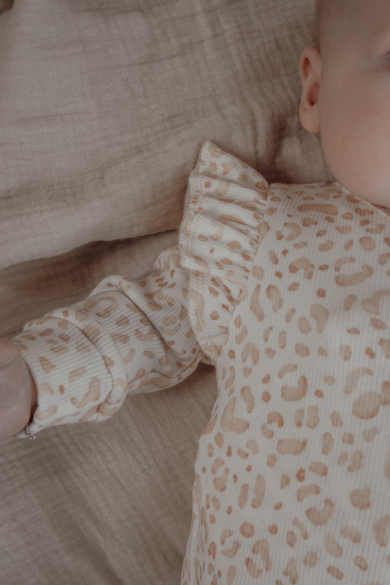Meisjes boxpakje Loué panterprint peach/wit ribstof
