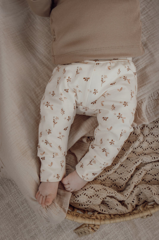 Meisjes newborn broekje Mae bloementjesprint zachtroze