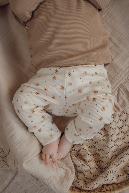 Newborn broekje Jinthe bloementjesprint beige/roest
