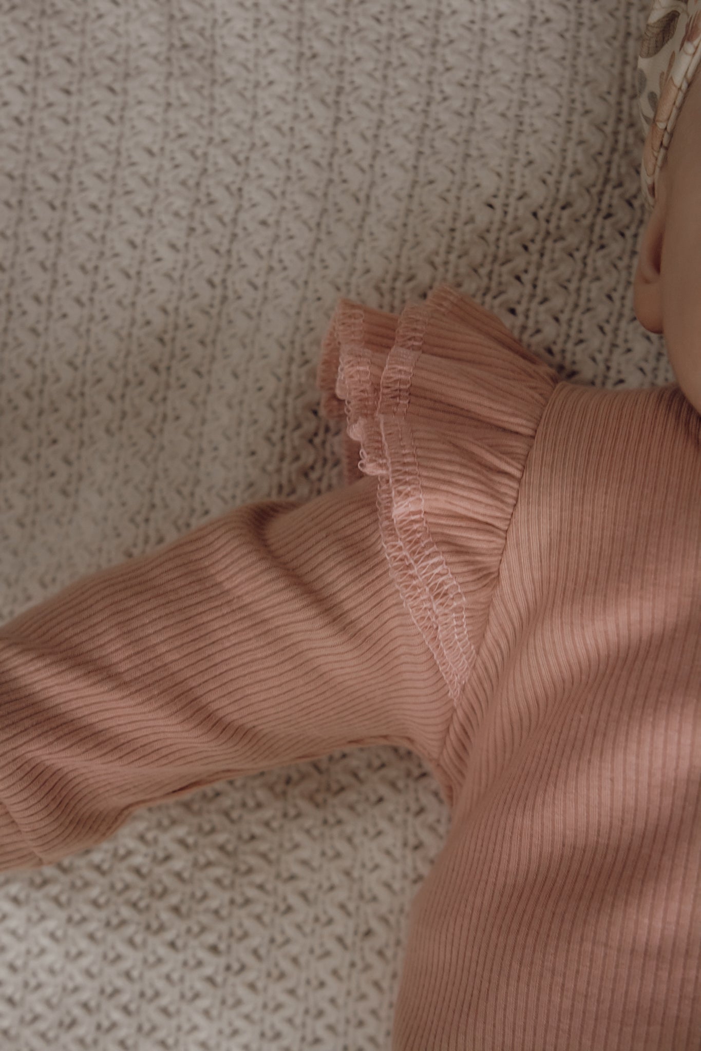 Meisjes boxpakje blush roze met dubbel ruffletje ribstof