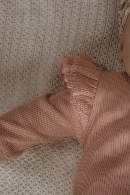 Meisjes boxpakje blush roze met dubbel ruffletje ribstof