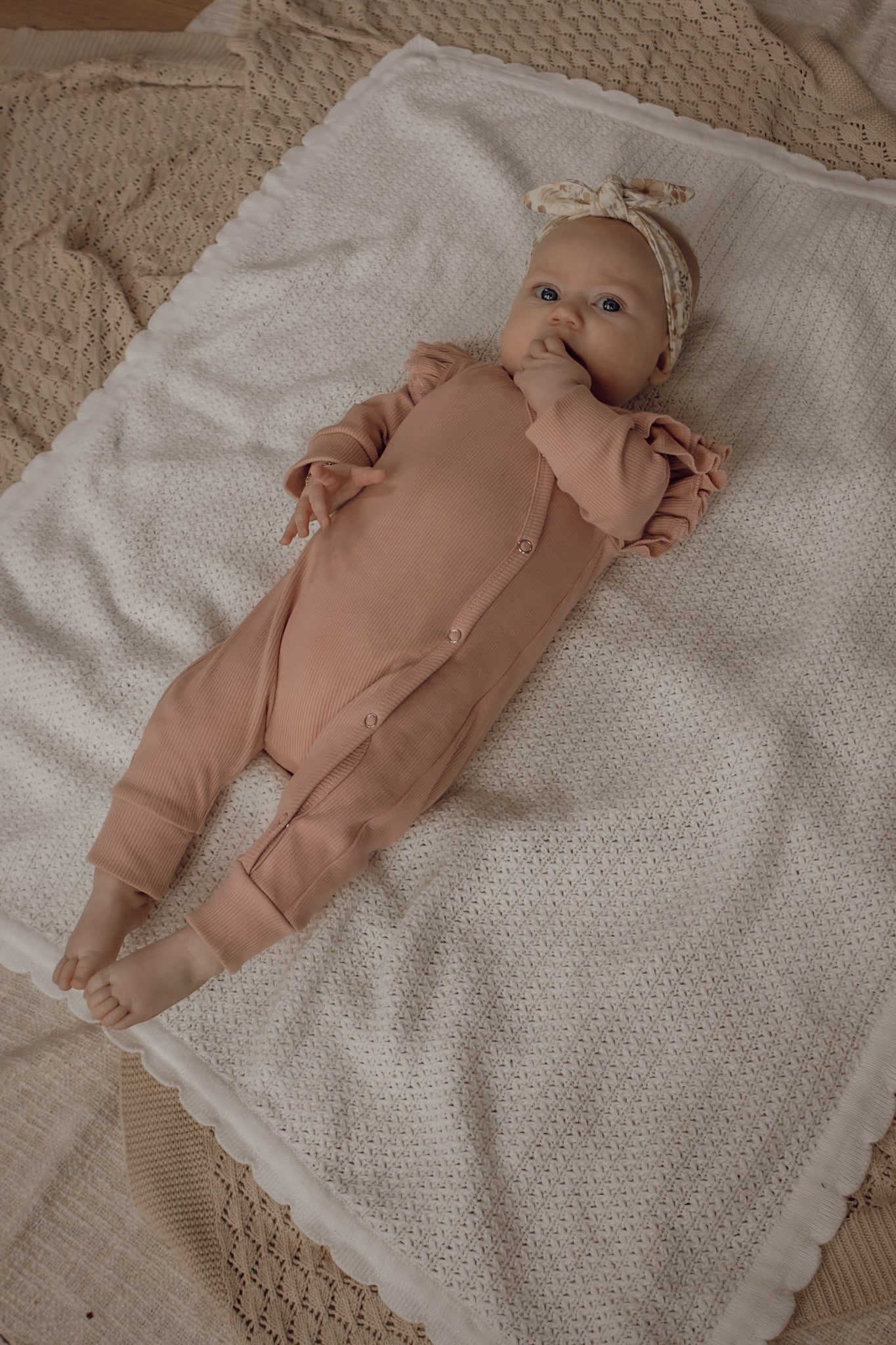 Meisjes boxpakje blush roze met dubbel ruffletje ribstof