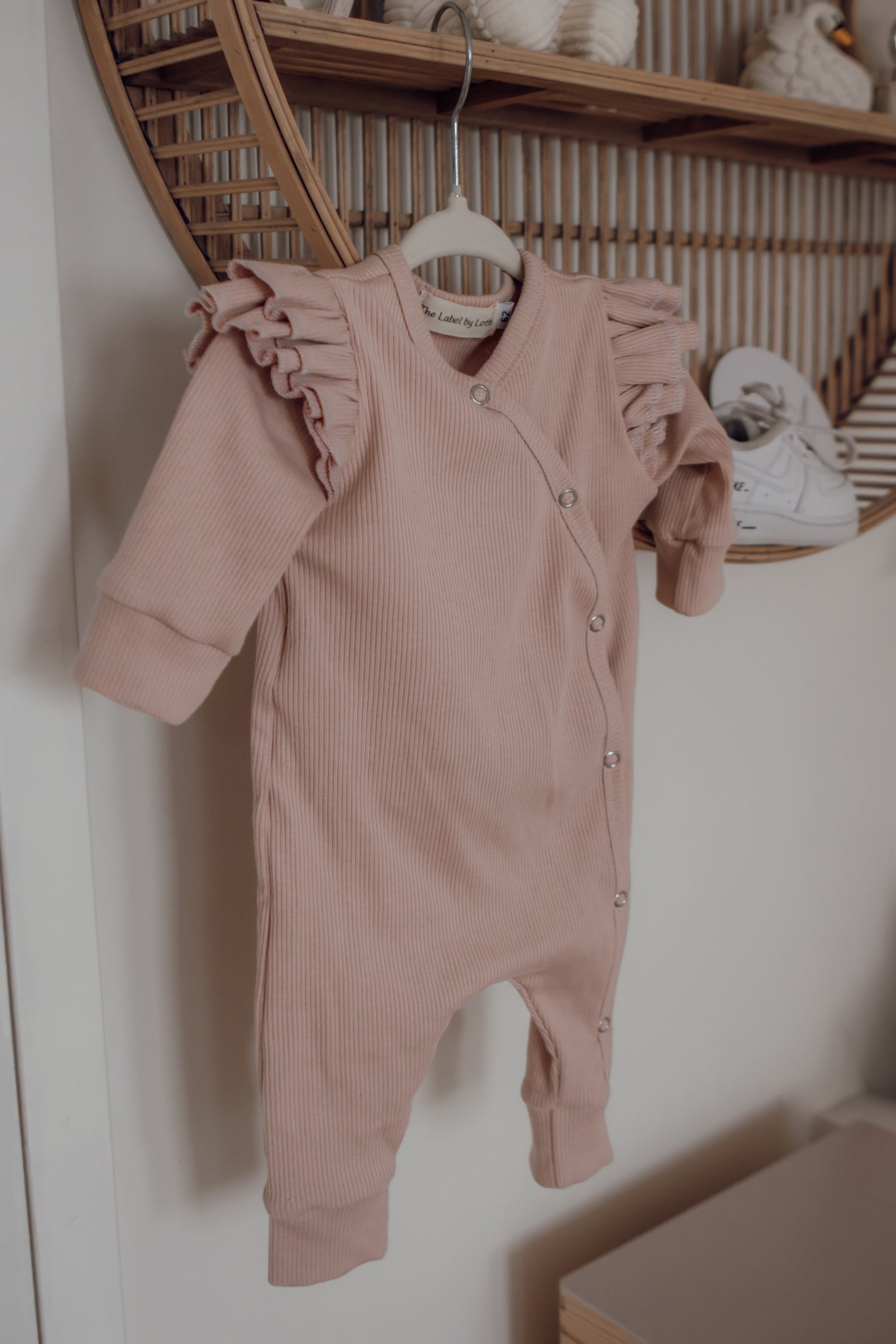 Meisjes boxpakje blush roze met dubbel ruffletje ribstof