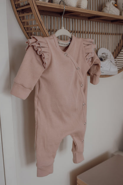 Meisjes boxpakje blush roze met dubbel ruffletje ribstof