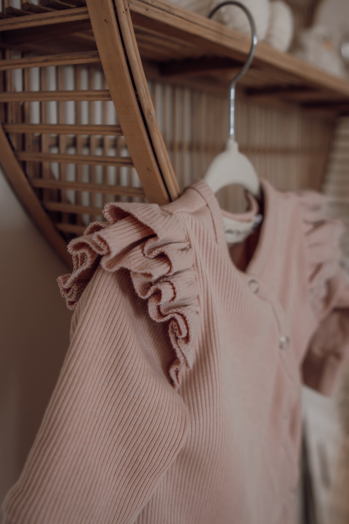 Meisjes boxpakje blush roze met dubbel ruffletje ribstof