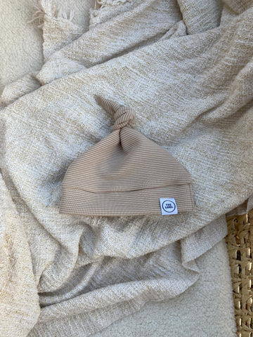 Knoopmutsje | Sam rib zand