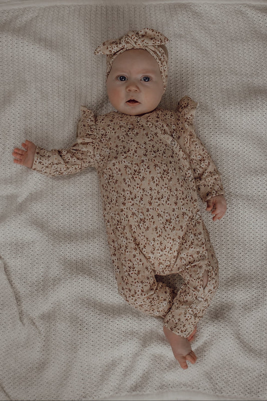 Meisjes boxpakje gemaakt van zachtroze ristof met schattige bloementjesprint